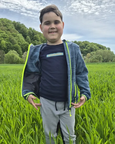 Teo na sprehodu v naravi